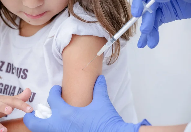 Criança sendo vacinada contra a covid