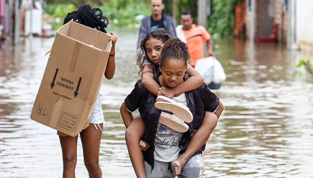 Crianças precisaram ser carregadas para se deslocar