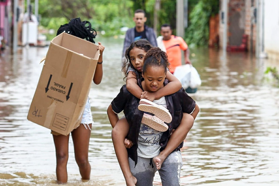 Crianças precisaram ser carregadas para se deslocar