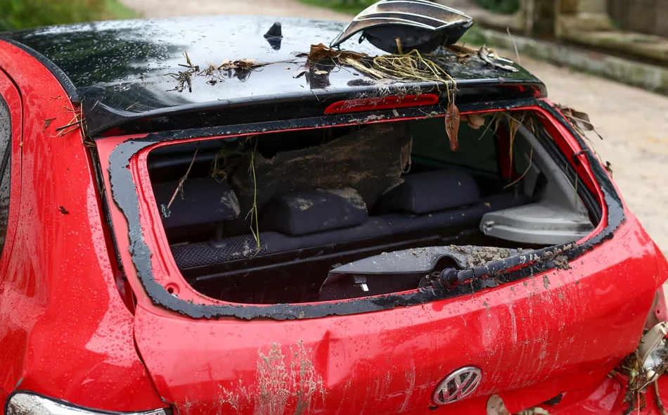 Criminosos quebraram o para-brisa traseiro e roubaram pertences do veículo
