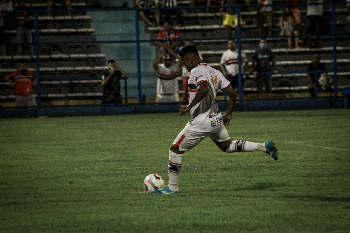 De pênalti, Juninho Arcanjo ampliou o marcador tricolor