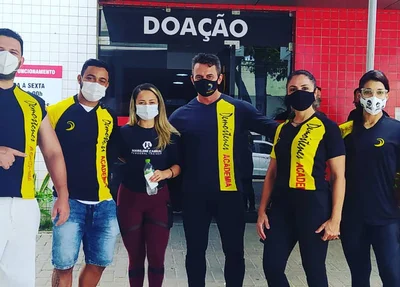 Demóstenes Ribeiro e equipe doando sangue
