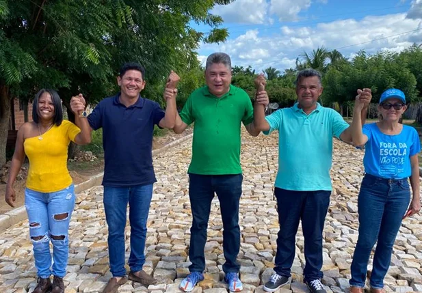 Deputado João Mádison visitando obre de calçamento em Miguel Alves