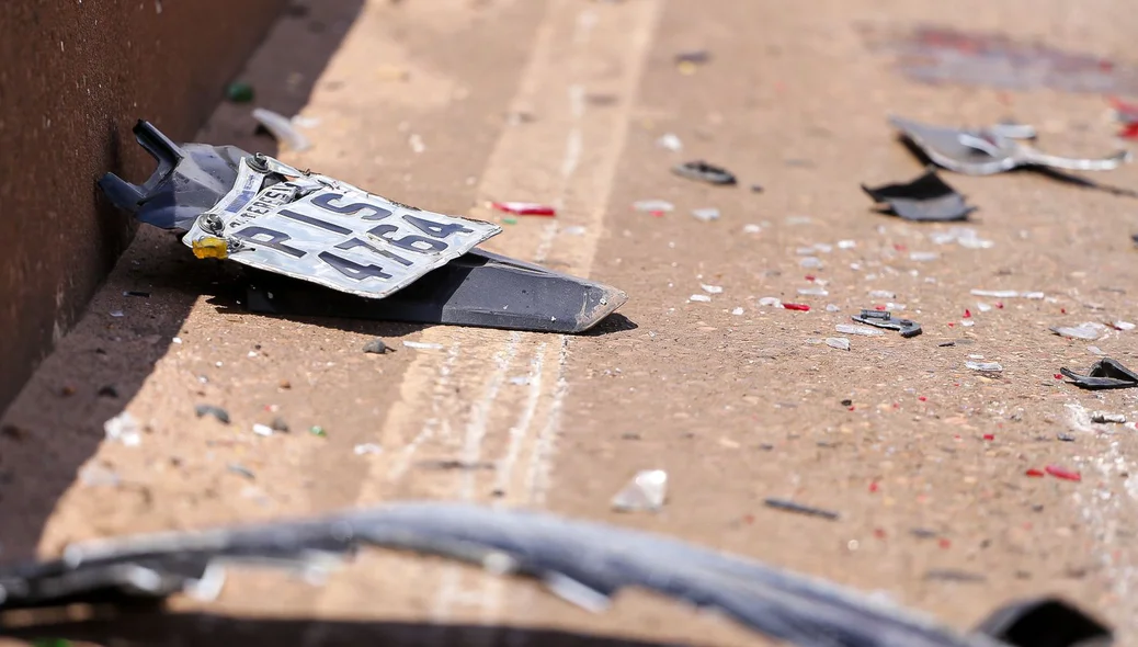 Destroços da moto ficaram espalhados pela via