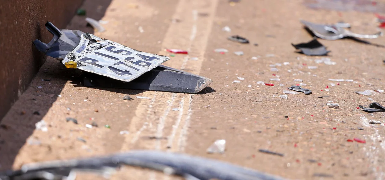 Destroços da moto ficaram espalhados pela via
