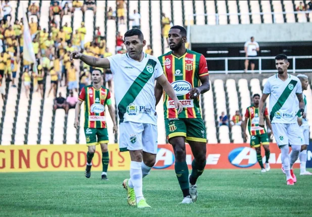 Promeiro gol da vitória coral sobre o sampaio correa. @Santa Cruz F.C.