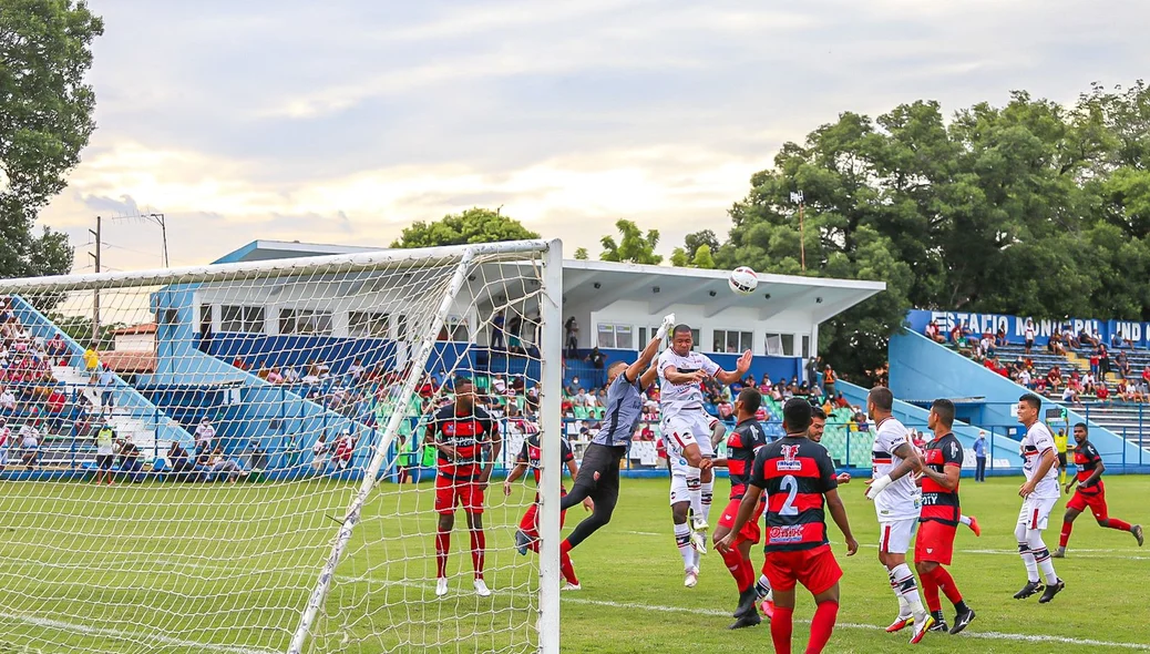 Disputa de bola na área do Flamengo do Piauí