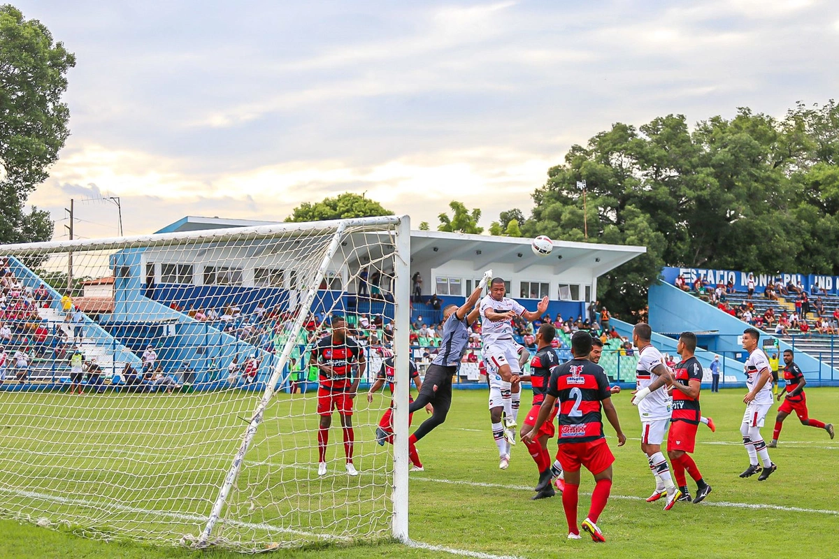 Disputa de bola na área do Flamengo do Piauí