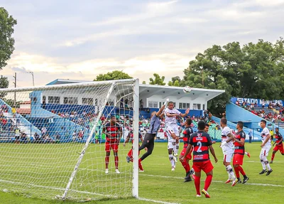 Disputa de bola na área do Flamengo do Piauí