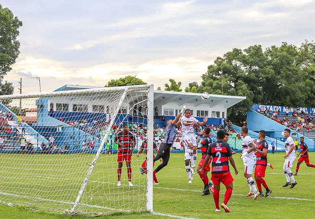 Disputa de bola na área do Flamengo do Piauí