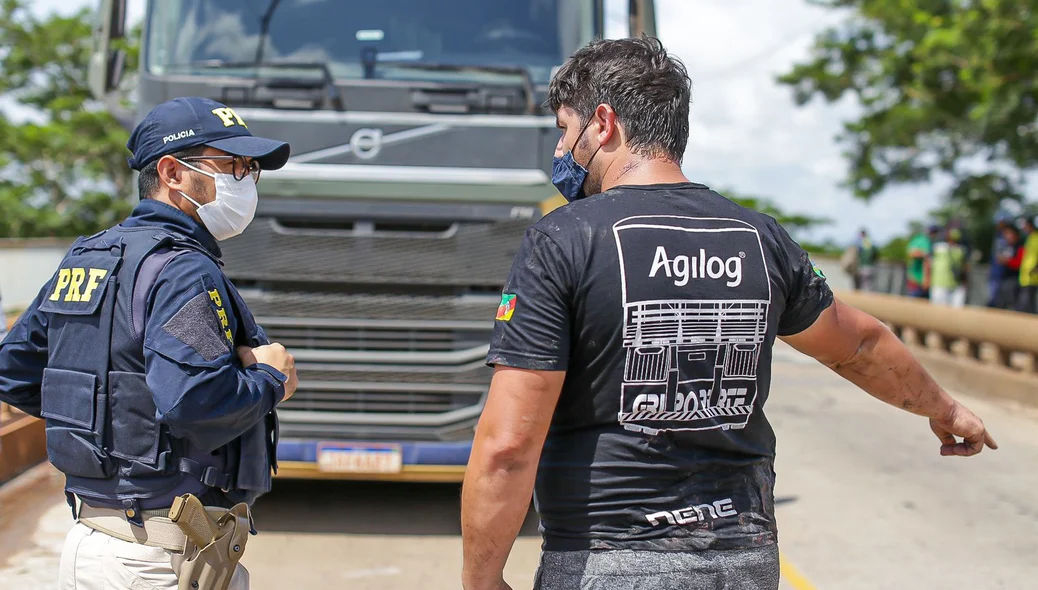 Dono do caminhão conversa com Policial Rodoviário Federal