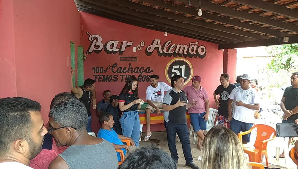 Dr. Betinho conversa com moradores