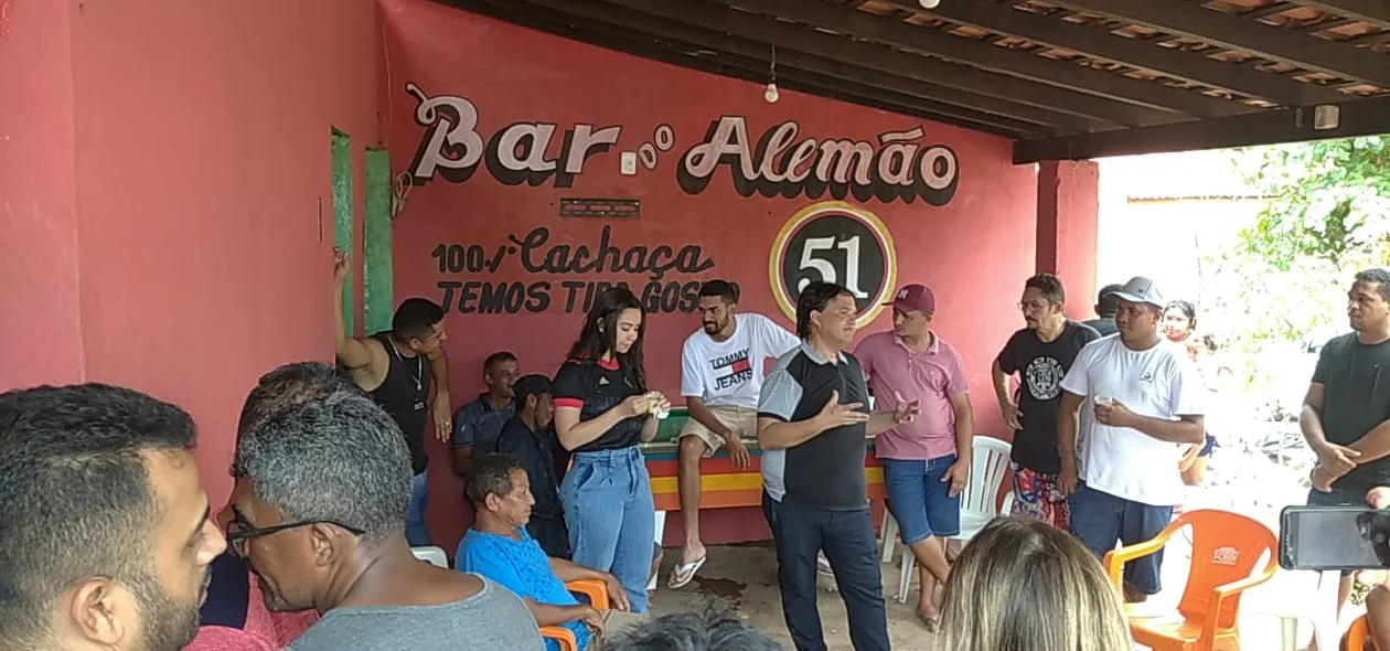 Dr. Betinho conversa com moradores