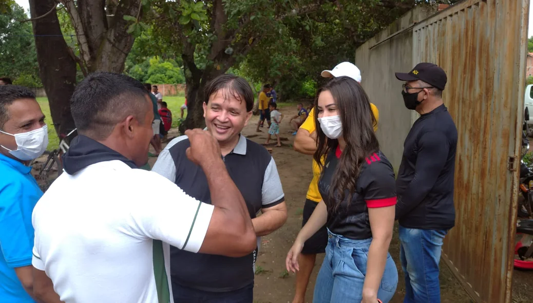 Dr. Betinho e Fernanda Gomes com moradores