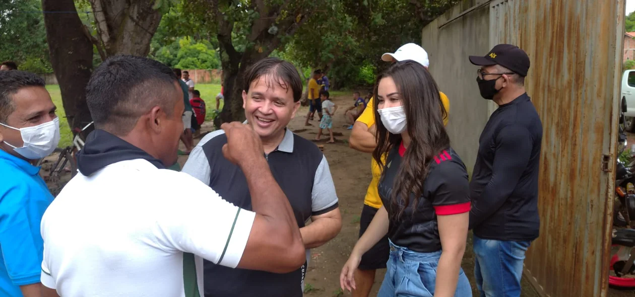Dr. Betinho e Fernanda Gomes com moradores