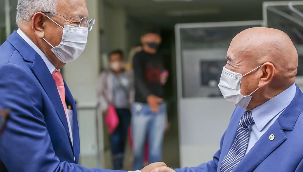 Dr. Pessoa cumprimentando Ribamar Oliveira