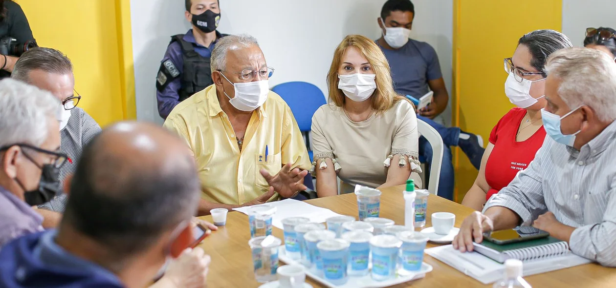 Dr. Pessoa durante a reunião