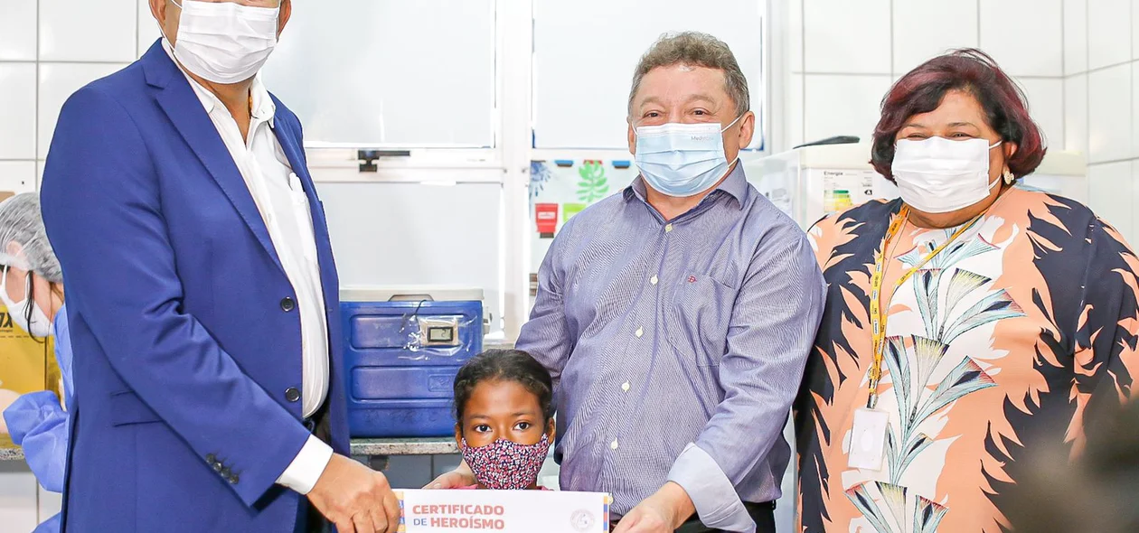 Dr. Pessoa e Gilberto Albuquerque com criança vacinada