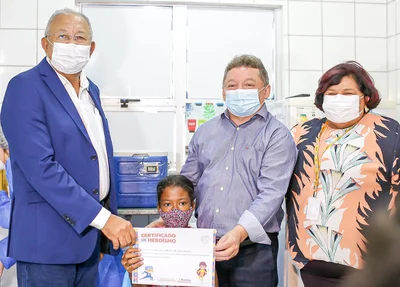 Dr. Pessoa e Gilberto Albuquerque com criança vacinada