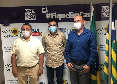Dudu ao lado dos secretários Zé Santana e Allan Cavalcante