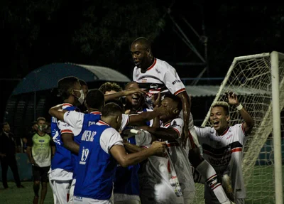 Elenco tricolor comemora gol