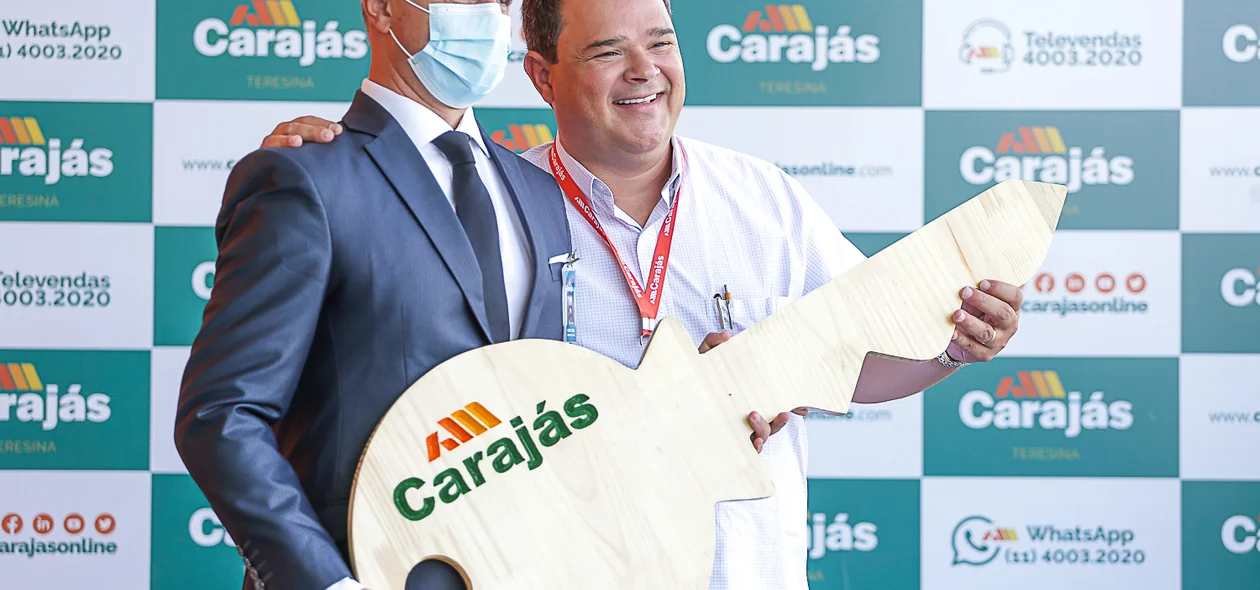 Entrega simbólica da chave da loja