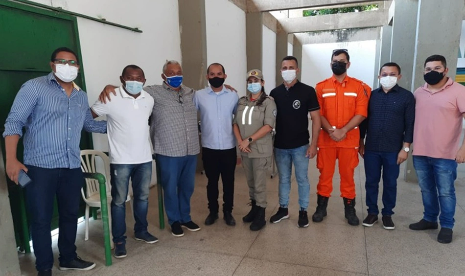 Equipe reunida no Estádio Tiberão