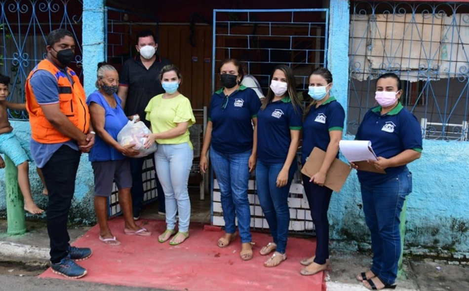 Equipes da Prefeitura de Floriano distribuindo cestas básicas