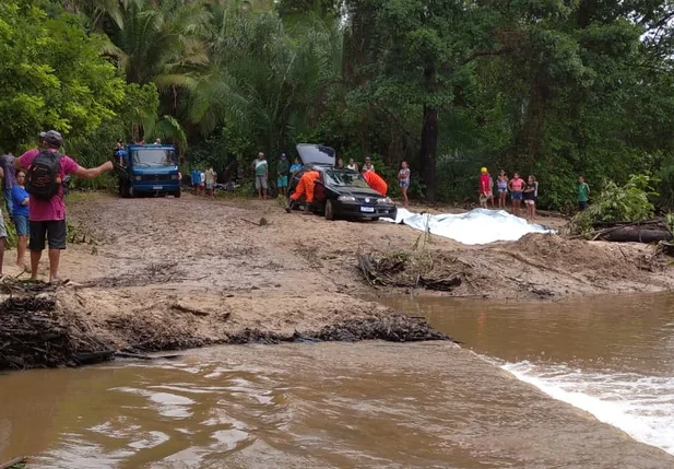 Família morre após carro cair em rio em Altos