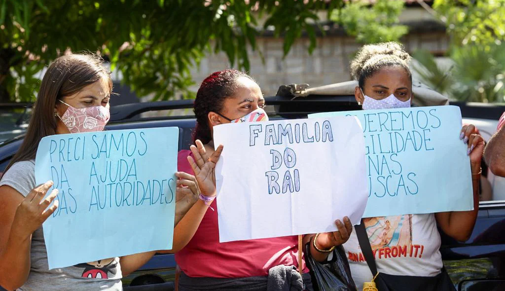 Familiares do corretor de veículos Raí Alves Lima