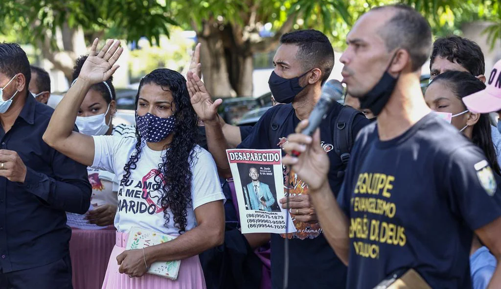 Familiares e amigos do pastor Júnior fazem manifestação na frente do DHPP