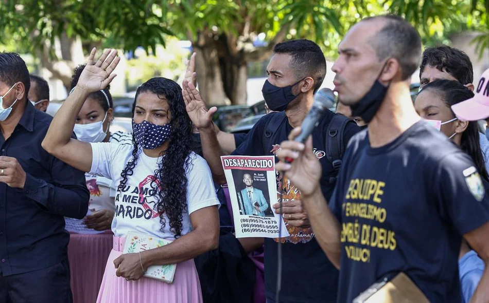 Familiares e amigos do pastor Júnior fazem manifestação na frente do DHPP