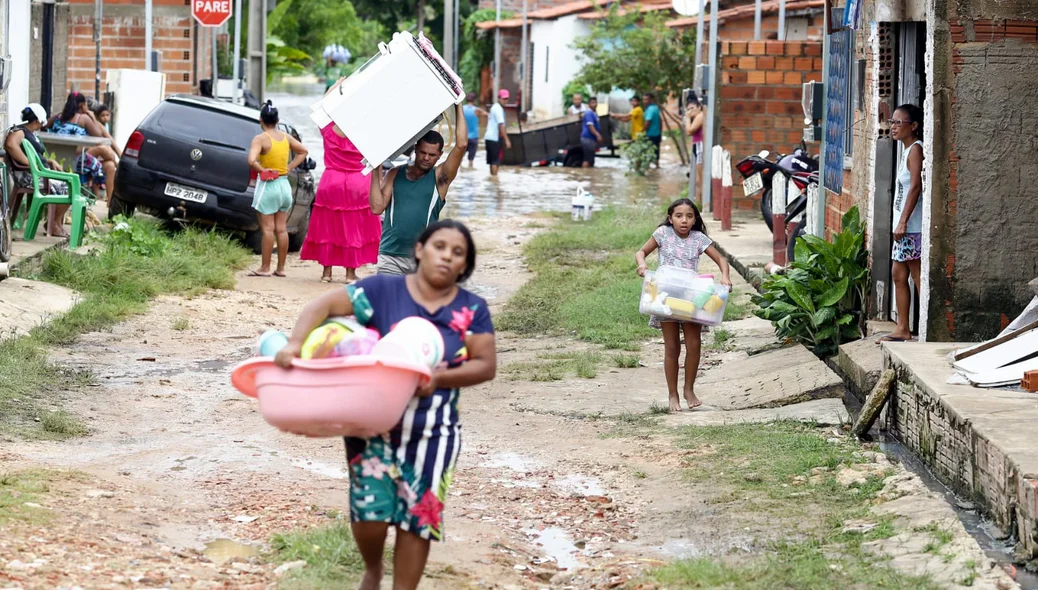 Famílias retiram o que restou de seus pertences após as fortes chuvas em Teresina