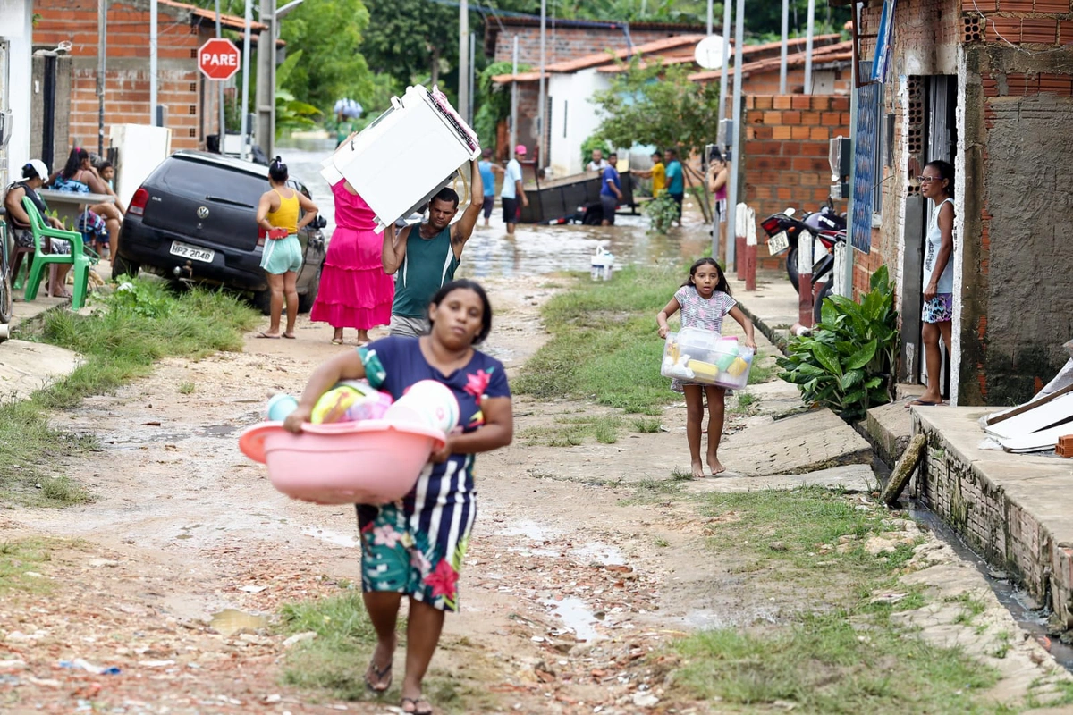 Famílias retiram o que restou de seus pertences após as fortes chuvas em Teresina