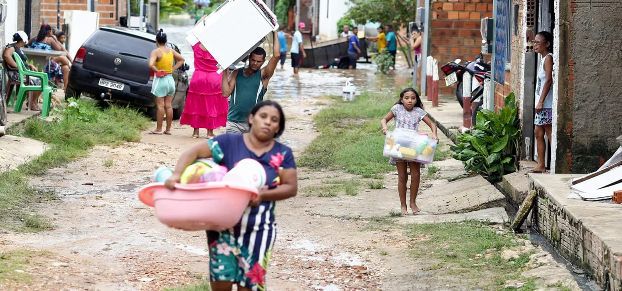 Famílias retiram o que restou de seus pertences após as fortes chuvas em Teresina