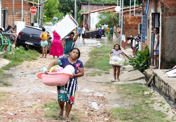 Famílias retiram o que restou de seus pertences após as fortes chuvas em Teresina