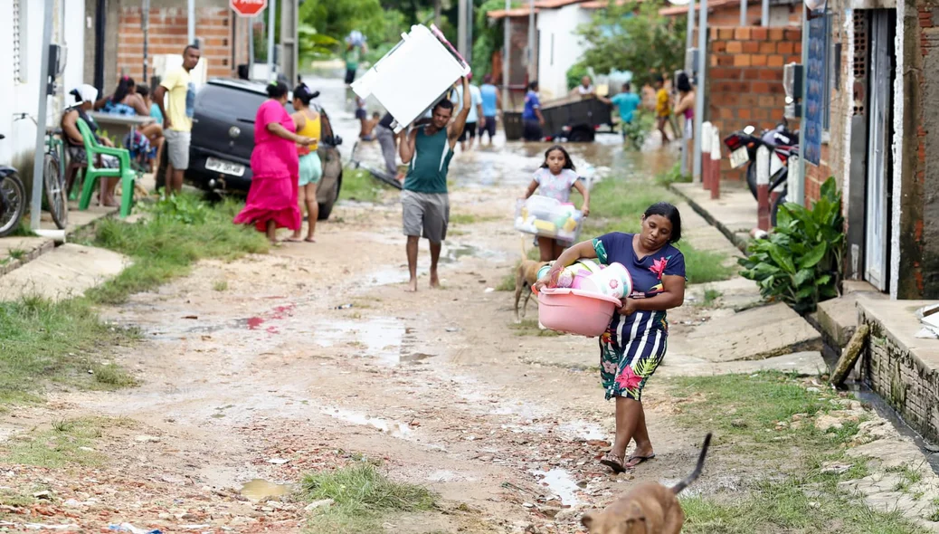 Famílias retiram seus pertences das casas alagadas devido a fortes chuvas em Teresina
