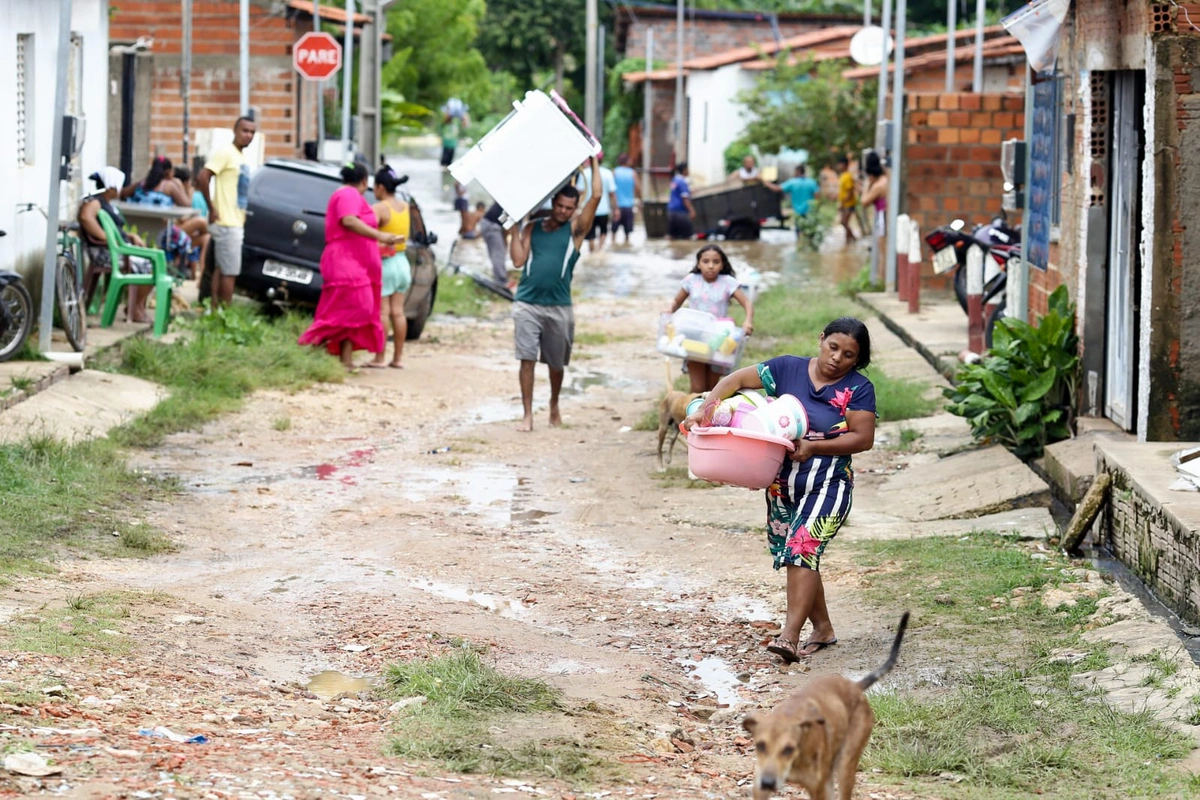 Famílias retiram seus pertences das casas alagadas devido a fortes chuvas em Teresina