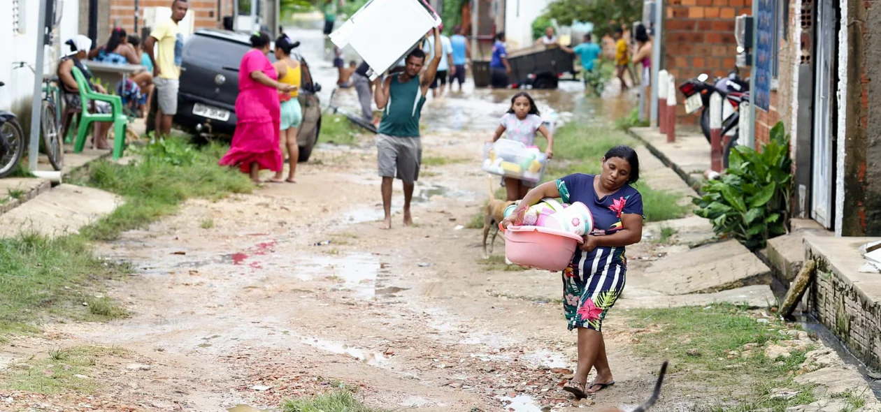 Famílias retiram seus pertences das casas alagadas devido a fortes chuvas em Teresina