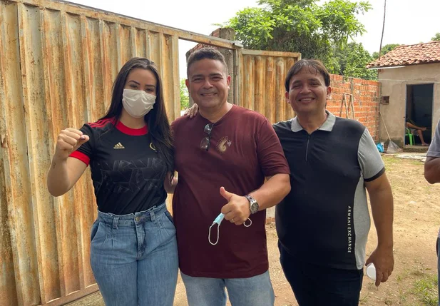 Fernanda Gomes e Dr. Betinho com morador