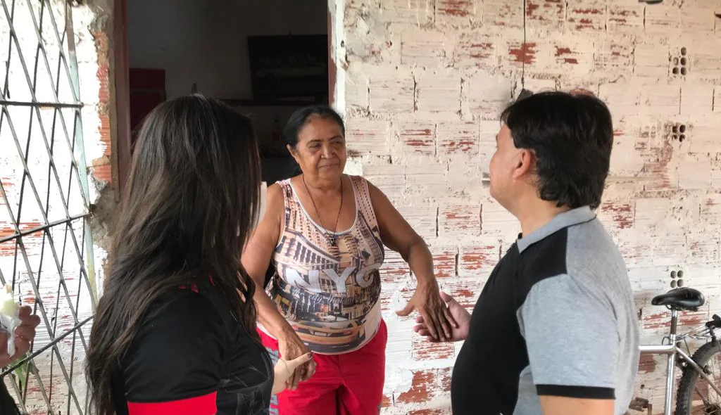 Fernanda Gomes e Dr. Betinho conversam com moradora