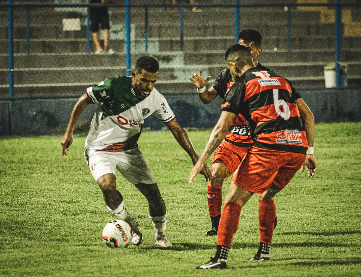 Flamengo e Fluminense em clássico no Lindolfo Monteiro