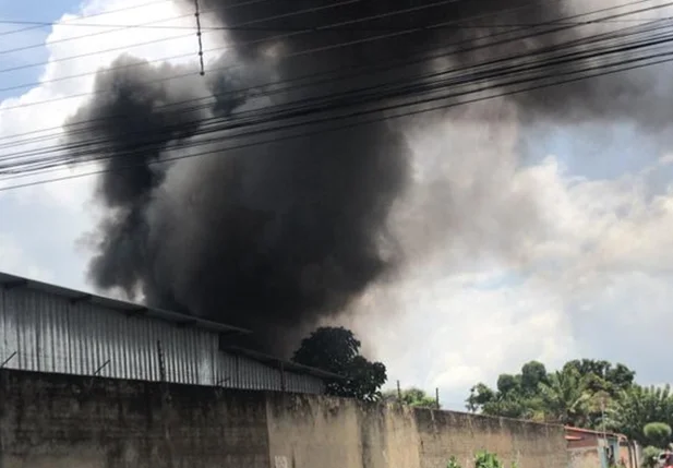 Fogo atinge garagem na zona sul de Teresina
