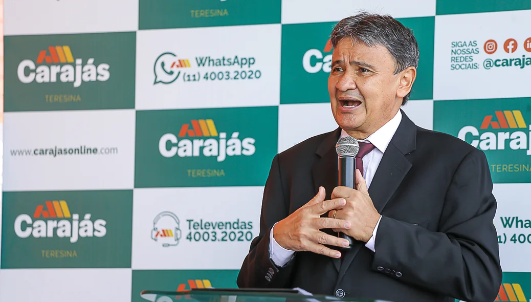 Governador durante seu pronunciamento