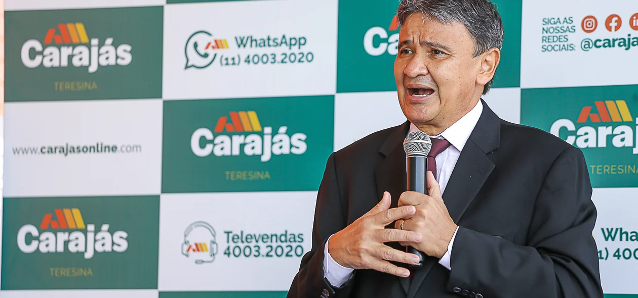 Governador durante seu pronunciamento