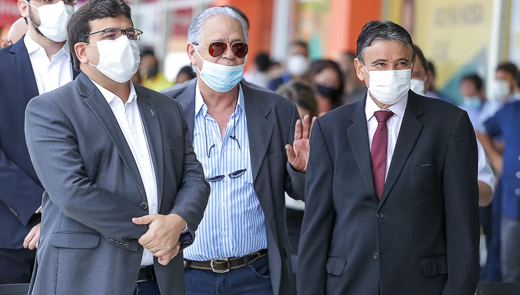 Governador durante visita a loja Carajás