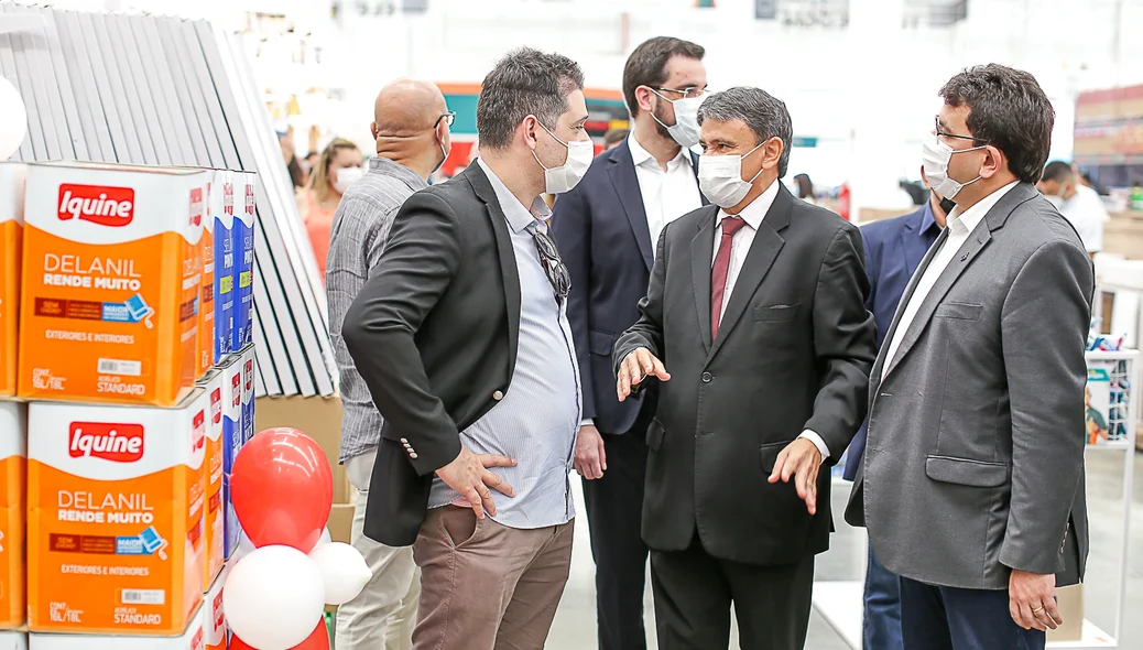 Governador  Wellington Dias conhecendo a loja