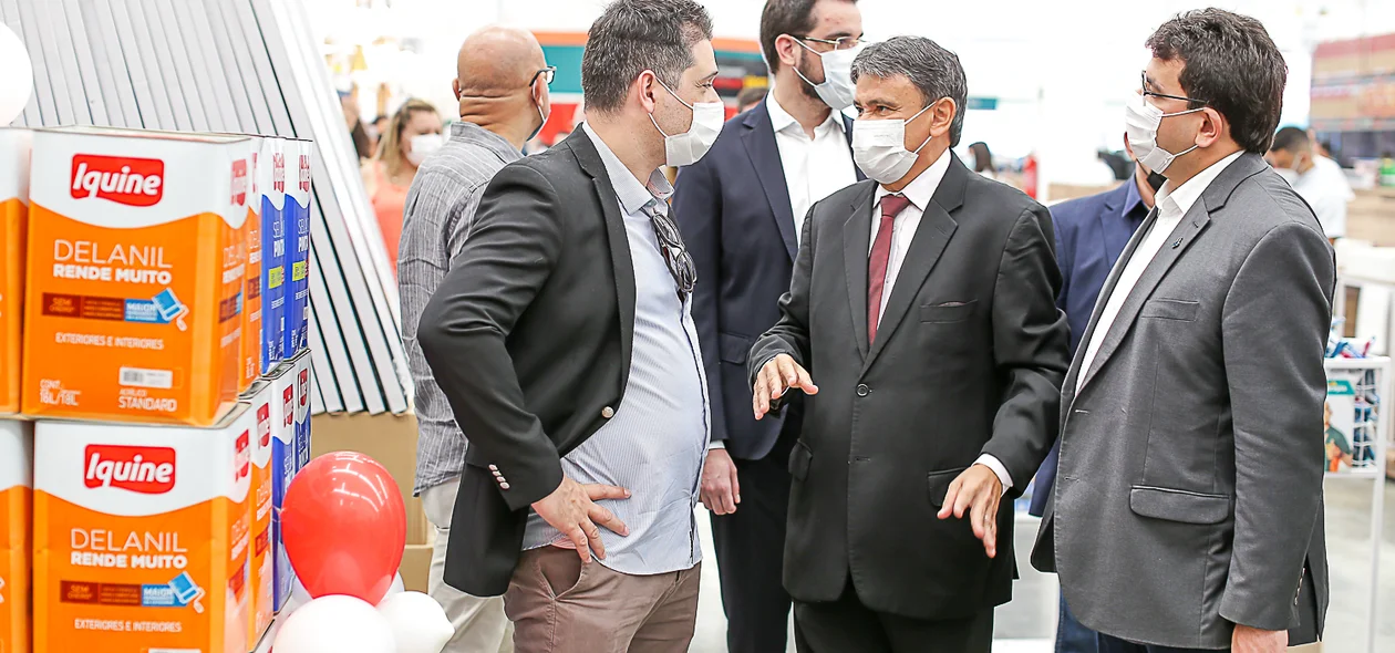 Governador  Wellington Dias conhecendo a loja