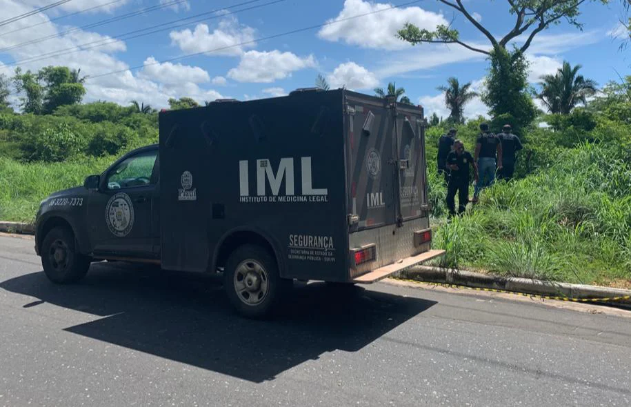 IML no local onde o corpo foi encontrado