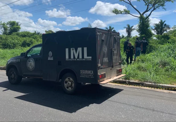 IML no local onde o corpo foi encontrado